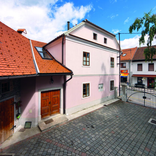 Roza hiša na Tržaški cesti / Pink house on Tržaška cesta 34
